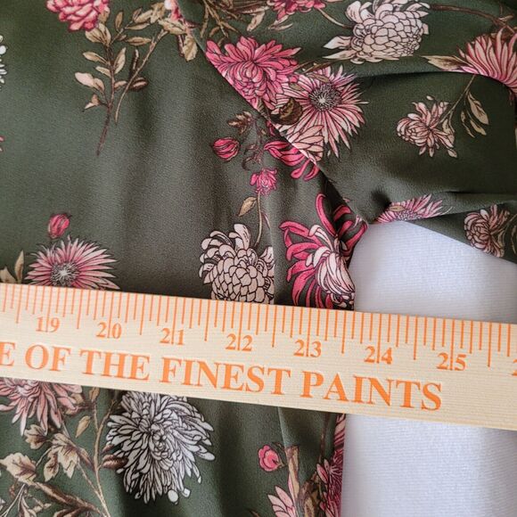 Forever 21 Womens Tunic Blouse Plus Size 1x Olive Green Pink Florals Roll Tab - Picture 9 of 10